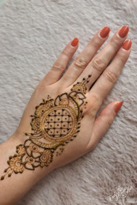 Poslikava s kano na roki. Naravni začasni tattoo - Eva's Henna Art