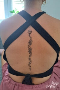 Poslikava s henguo - naravno mešanico kane in jague, ki kožo obarva temno rjavo - podobno pravemu tattooju. Eva's Henna Art Ljubljana - začasni tattoo