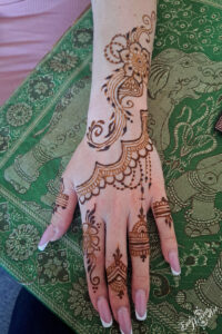 Poslikava s kano - dlan - navdih po gopi henna