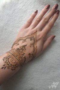 Elegantna poslikava s kano - henna tattoo na dlani. Začasen tattoo