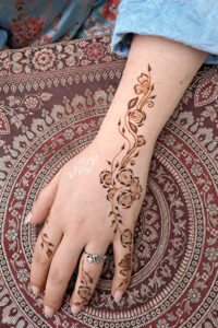 Poslikava s kano - vrtnice. Henna - začasni tattoo